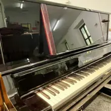 Yamaha_YUS5_transacoustic_leggio leggio rialzato e dettagli in mogano Yamaha YUS5