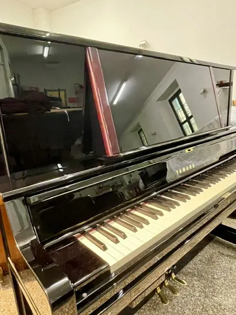 Yamaha_YUS5_transacoustic_leggio leggio rialzato e dettagli in mogano Yamaha YUS5